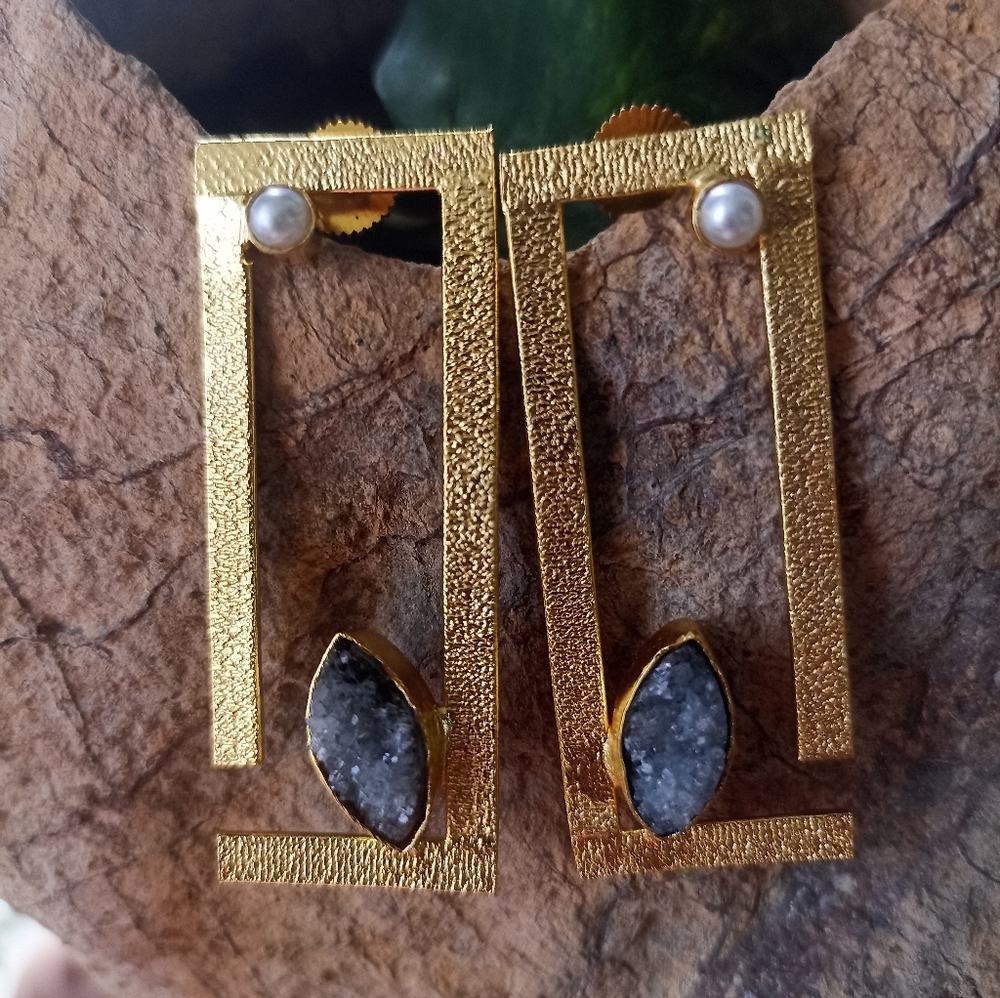 Handmade gold platted stone studded stud earrings - Picture 8 of 11